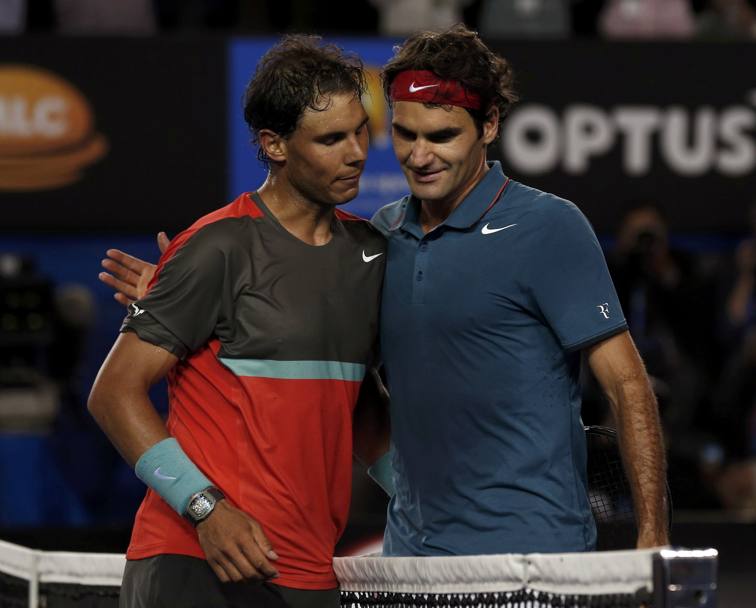 L&#39;abbraccio tra Nadal e Federer a fine partita. Action Images